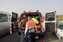 بالصور: إصابة طفيفة بحادث طرق بين حافلة ومركبة قرب مدينة اللد